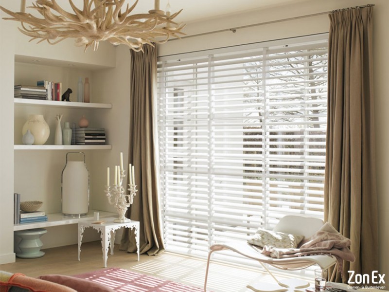 Raamdecoratie jaloezieen: jaloezie n bieden perfecte ... Wit houten jaloezieen woonkamer