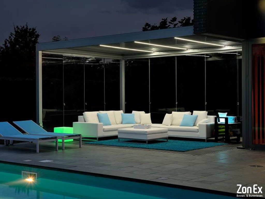 Vrijstaande Poolhouse by night