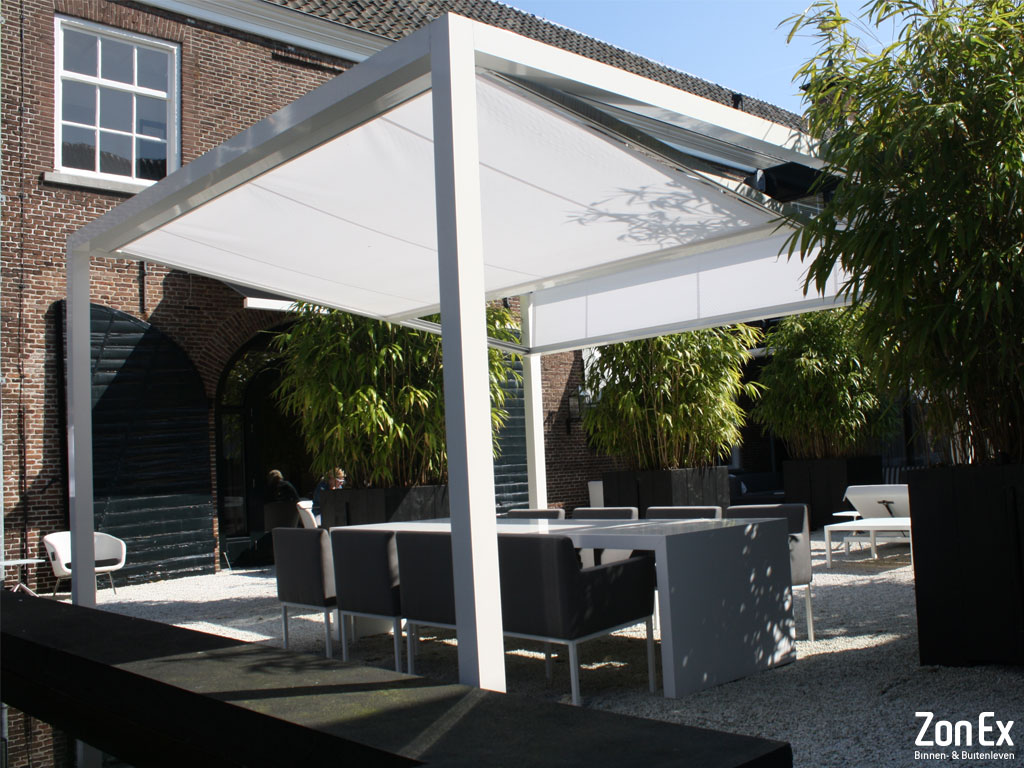 witte vrijstaande terrasoverkapping met zonweringsdoek