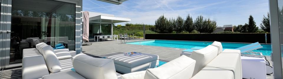 b-200-white-poolhouse-glass_bru0072-corr