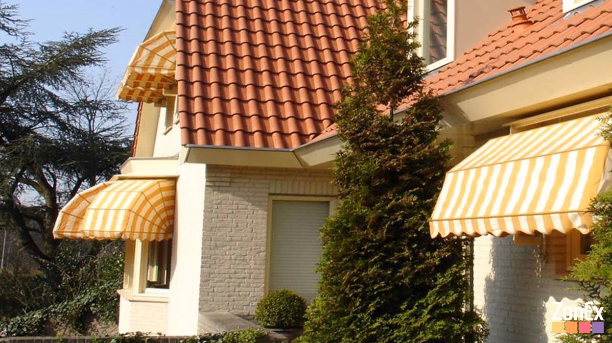 Geel gestreepte markiezen op vrijstaande woning