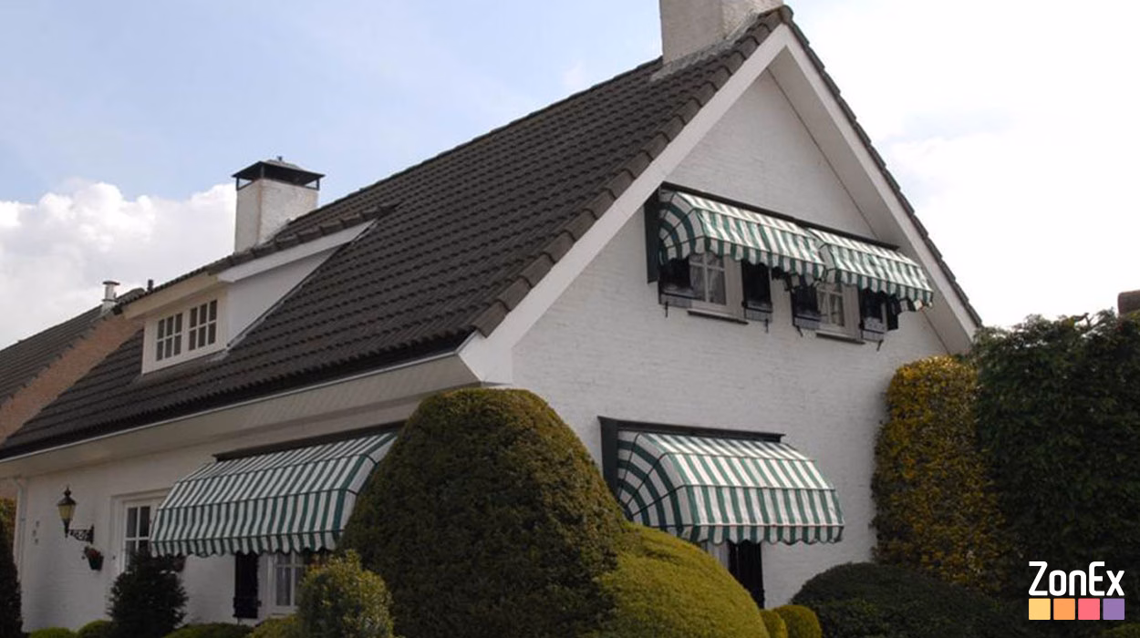 Woning met groen wit gestreepte markiezen