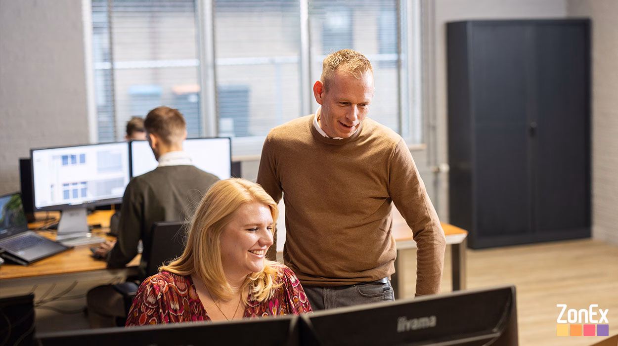 sfeerfotos werken bij ZonEx in Enschede kantoor jolien martin tino