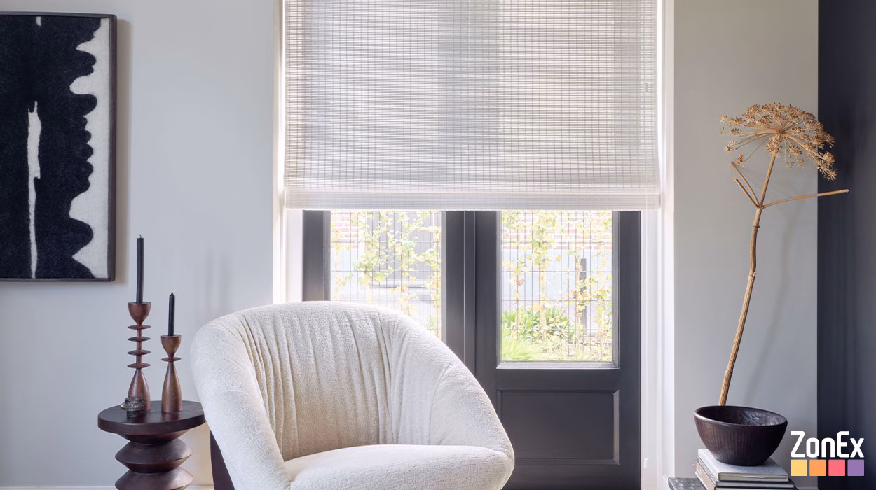 Close-up van bamboe rolgordijn geweven hout kleur 800 kalk offwhite, detailweergave in ZonEx showroom Enschede