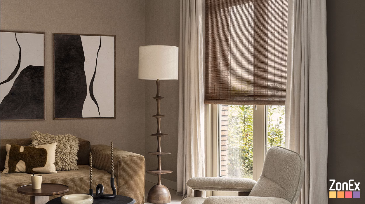 Bamboe rolgordijn geweven hout kleur 807 terra oranje in een warme ethnic woonstijl, te zien in showroom Enschede