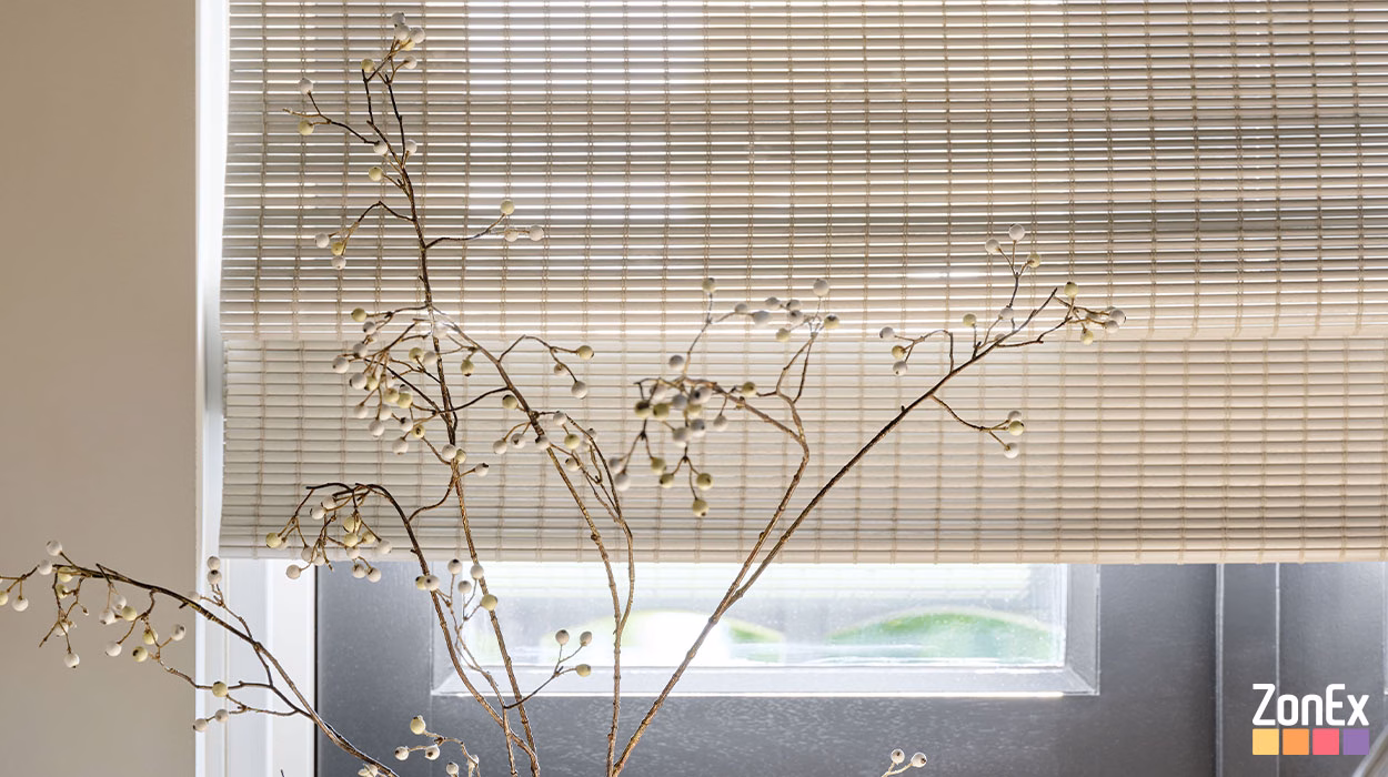 Close-up van bamboe rolgordijn geweven hout kleur 808 schelpen offwhite, japandi stijl bij ZonEx Enschede