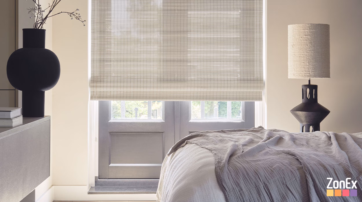 Roll up bamboe rolgordijn geweven hout kleur 808 schelpen offwhite in japandi interieur, ZonEx showroom Enschede