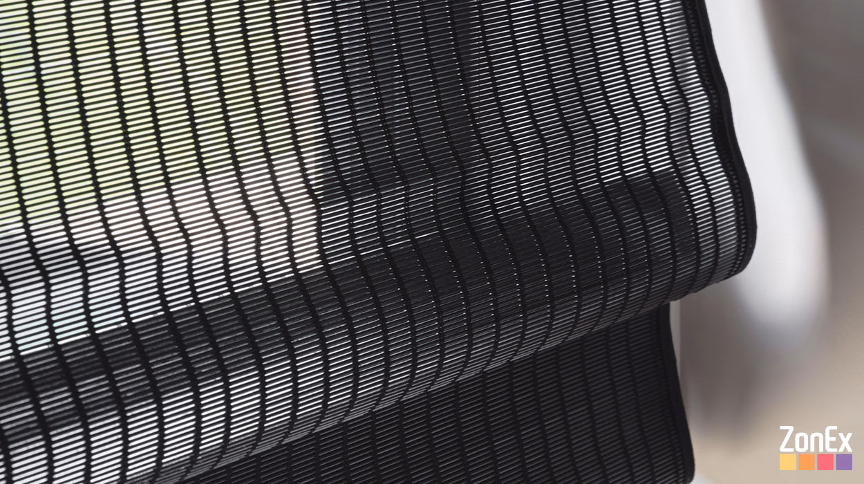 Close-up van bamboe rolgordijn geweven hout kleur 813 raaf zwart offwhite, japandi uitstraling bij ZonEx Enschede