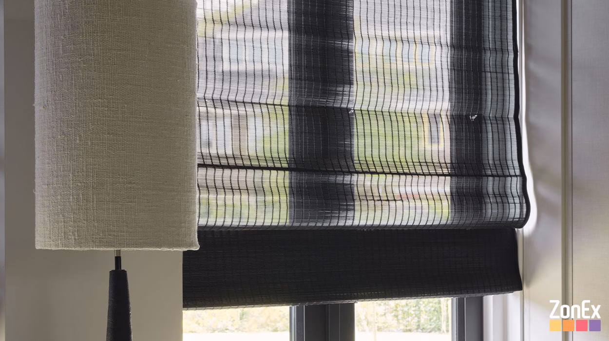 Detailfoto roll up bamboe rolgordijn geweven hout kleur 813 raaf zwart offwhite, showroom ZonEx Enschede