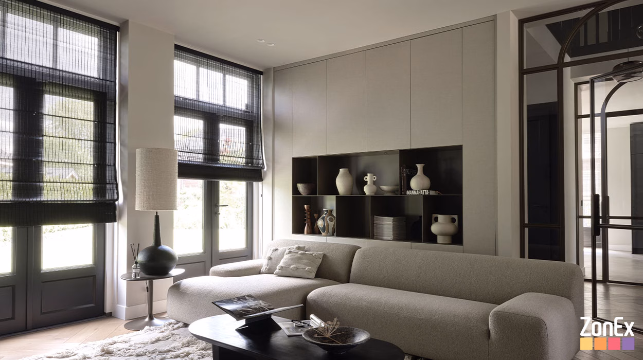 Bamboe rolgordijn geweven hout kleur 813 raaf zwart offwhite in japandi woonstijl, te zien bij ZonEx Enschede