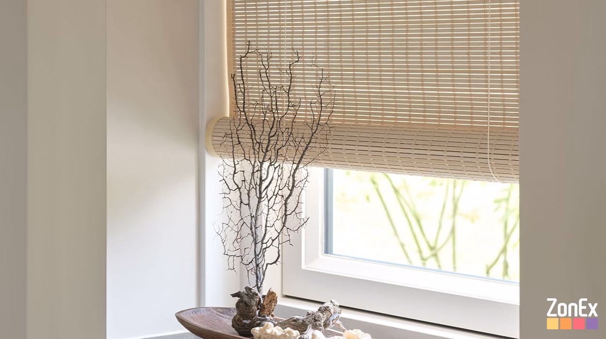 Close-up van bamboe rolgordijn geweven hout kleur 814 zandkorrel beige, japandi sfeer in ZonEx showroom Enschede