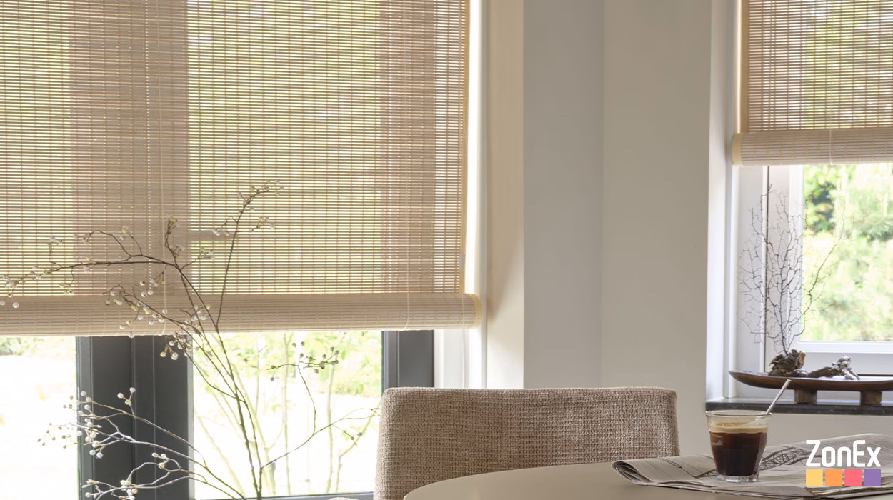 Detailopname roll up bamboe rolgordijn geweven hout kleur 814 zandkorrel beige, showroom Enschede