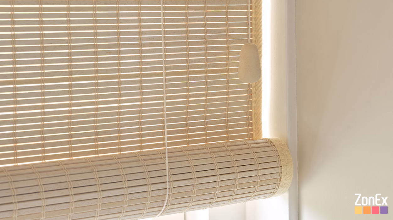 Close-up textuur van bamboe rolgordijn geweven hout kleur 814 zandkorrel beige, ZonEx Enschede